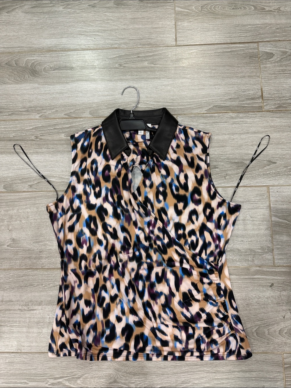 DKNY Sleeveless Leopard Print Tie-Neck Top with Black Collar L
